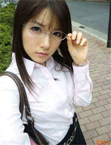 北京暴雨女子淡定做美甲-樱井莉亚rmvb